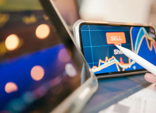 Trader spécialisé dans plusieurs marchés en train d'examiner les options Bitcoin, Ethereum et forex